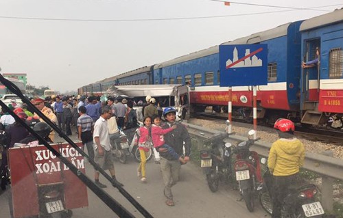 Tàu hỏa tông ôtô chở khách đi lễ, 6 người gặp nạn ảnh 1