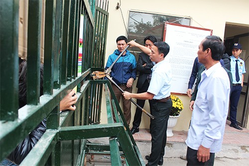 Tiểu thương đánh trống phản đối việc đóng cửa chợ gốm Bát Tràng ảnh 1