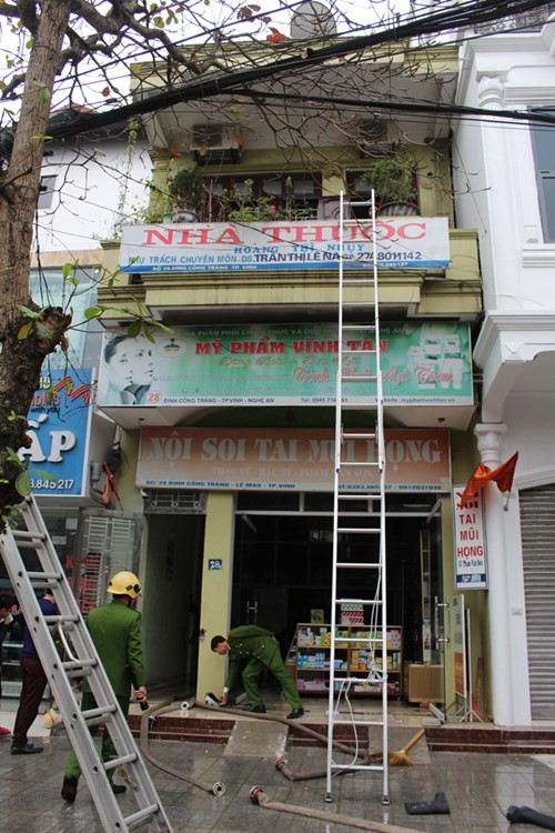 Năm người kêu cứu trong căn nhà bốc cháy giữa trưa ảnh 1