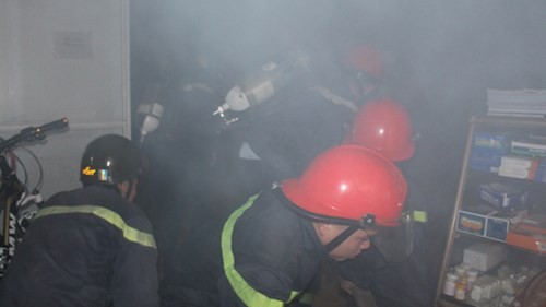 Năm người kêu cứu trong căn nhà bốc cháy giữa trưa ảnh 2