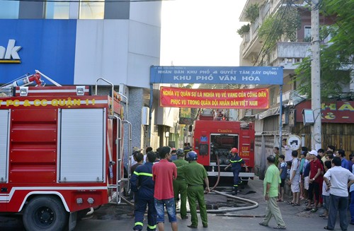 5 người kêu cứu trên sân thượng căn nhà bốc cháy ở TP HCM ảnh 1