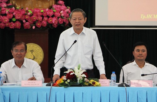 Phó chủ tịch TP HCM: 'Xem lại cách làm barie trên vỉa hè' ảnh 1