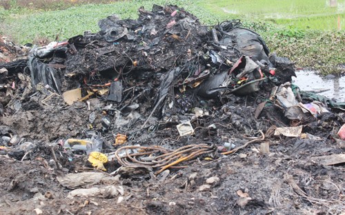  Dân chặn đường phản đối việc đốt phế thải gây ô nhiễm ảnh 1