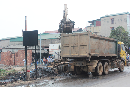  Dân chặn đường phản đối việc đốt phế thải gây ô nhiễm ảnh 2
