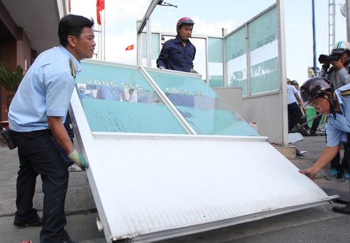 Quận 1 tháo chốt công an, cắt xích rào của ngân hàng chiếm vỉa hè ảnh 1