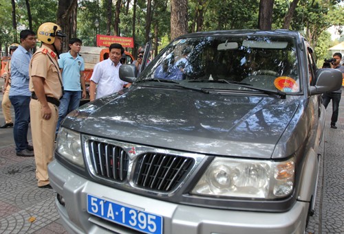 Quận 1 tháo chốt công an, cắt xích rào của ngân hàng chiếm vỉa hè ảnh 2