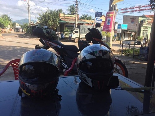  Hai chàng trai chạy xe máy xuyên Việt trong 28 tiếng gây tranh cãi ảnh 1