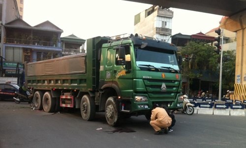 Người phụ nữ gãy gập đôi chân dưới bánh xe “hổ vồ” ảnh 1