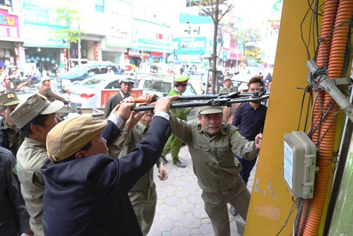 Nhiều người Hà Nội bị phạt tiền vì tè bậy, vứt mẩu thuốc lá ra đường ảnh 1