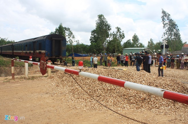 Vụ tàu hỏa húc xe tải ở Bình Định: 'Do gác chắn không đóng' ảnh 1