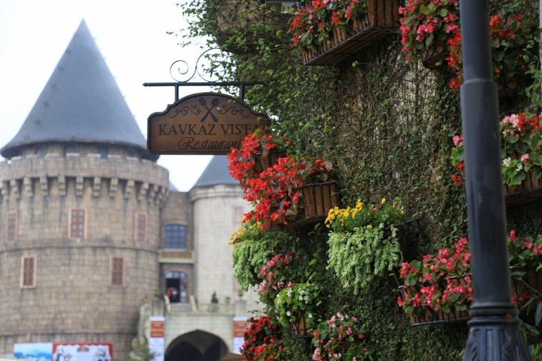 Bà Nà Hills: Thiên đường hoa trong mây ảnh 2