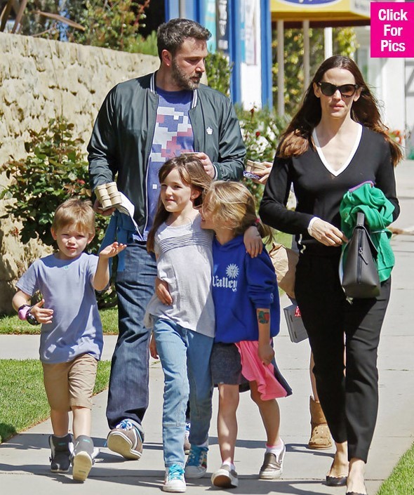 Ben Affleck vui vẻ bên vợ cũ sau khi huỷ đơn ly hôn ảnh 1