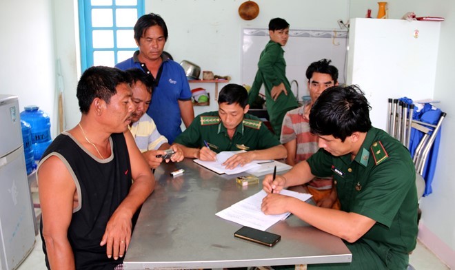 Cứu sống 28 ngư dân câu mực bị chìm tàu ở quần đảo Trường Sa ảnh 1