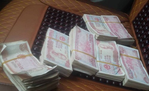 Ôm cả trăm tập tiền lẻ mua vé, nhóm tài xế doạ kiện chủ trạm thu phí ảnh 1