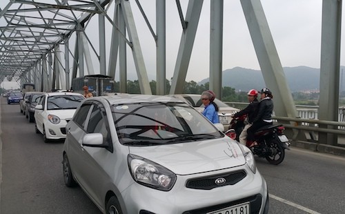 Ôm cả trăm tập tiền lẻ mua vé, nhóm tài xế doạ kiện chủ trạm thu phí ảnh 2