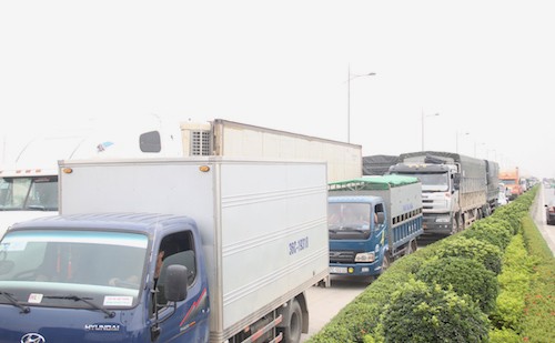 Ôm cả trăm tập tiền lẻ mua vé, nhóm tài xế doạ kiện chủ trạm thu phí ảnh 3