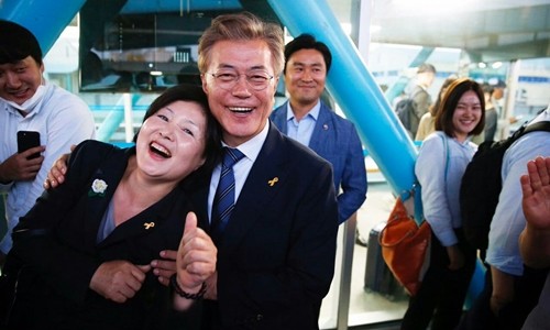 Tân tổng thống Hàn Quốc từng để vợ cầu hôn trước đám đông ảnh 2