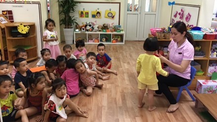 Mới nhất vụ bé gái mầm non rơi từ tầng 2: Nhà trường đưa 50 triệu, phụ huynh từ chối? ảnh 1