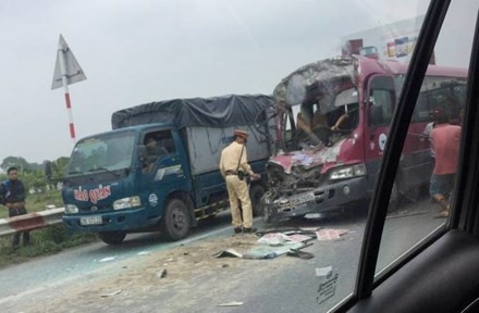 Phá cửa giải cứu nạn nhân xe khách gặp nạn trên cao tốc Pháp Vân ảnh 1