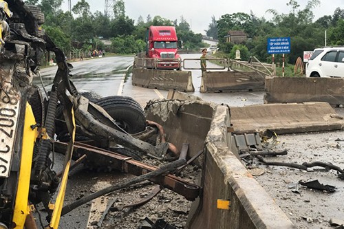 Xe tải chở 50 con trâu lật nghiêng khiến quốc lộ 1A tắc gần 2 tiếng ảnh 1