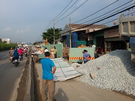 Xe ben đổ đá xuống đường khiến 2 người dân nguy kịch ảnh 1