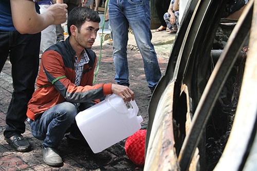  Đốt cháy rụi ôtô của người tình để xả cơn ghen ảnh 1