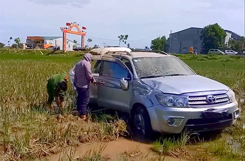 Giám đốc lao thẳng xe vào CSGT vì 'sợ nộp phạt' ảnh 1