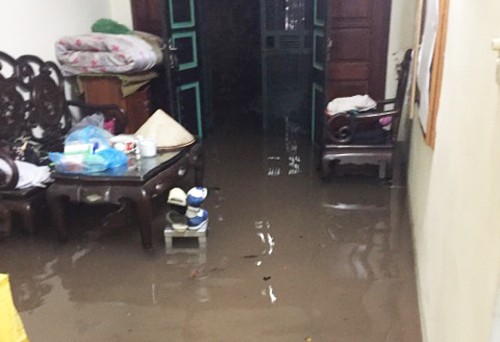 Mưa to, đến khu vực hồ Hoàn Kiếm cũng ngập sâu ảnh 1