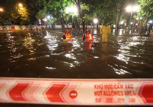 Mưa to, đến khu vực hồ Hoàn Kiếm cũng ngập sâu ảnh 2