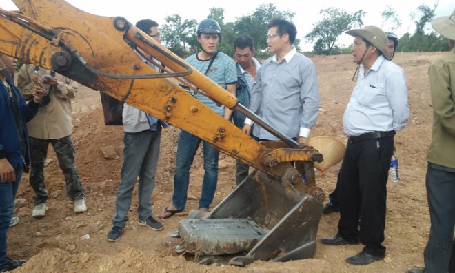 Con cháu nhà Nguyễn vỡ òa tìm khi được tấm bia vợ vua ảnh 1