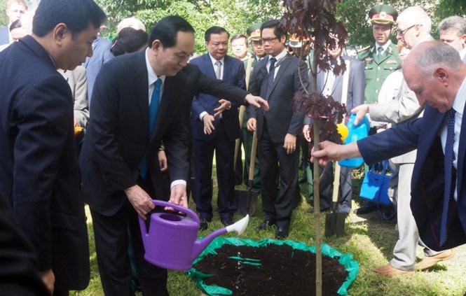 Chủ tịch nước viếng Đài tưởng niệm Liệt sĩ vô danh Nga ảnh 1