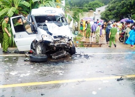 Hai xe khách đâm nhau kinh hoàng, 14 người thương vong ảnh 1