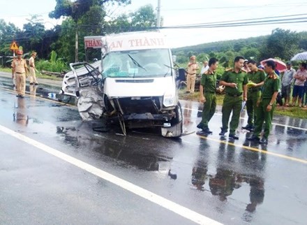 Hai xe khách đâm nhau kinh hoàng, 14 người thương vong ảnh 2