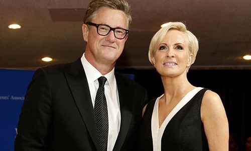  Trump bị tố cho đăng bài trả đũa hai MC truyền hình ảnh 1