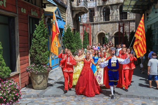 Trao tặng danh hiệu 'Khu du lịch hàng đầu Việt Nam 2017' cho Sun World Ba Na Hills ảnh 3