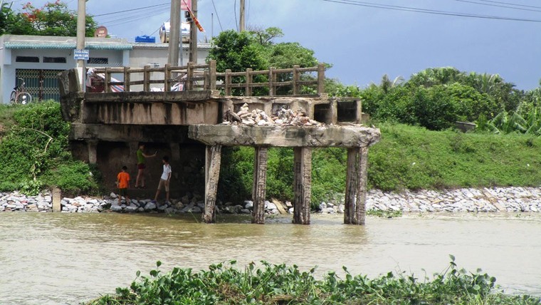 Tàu đâm sập cầu, cả thôn bị cô lập ảnh 1