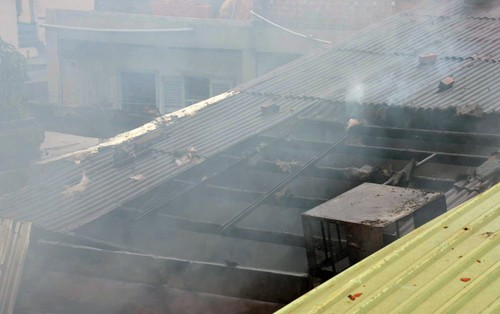  Nhà ở Sài Gòn cháy nghi ngút, hàng trăm người náo loạn ảnh 1