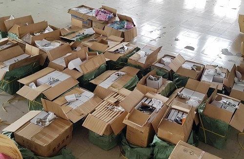  Cảnh sát vây bắt container hàng lậu ven Sài Gòn ảnh 1