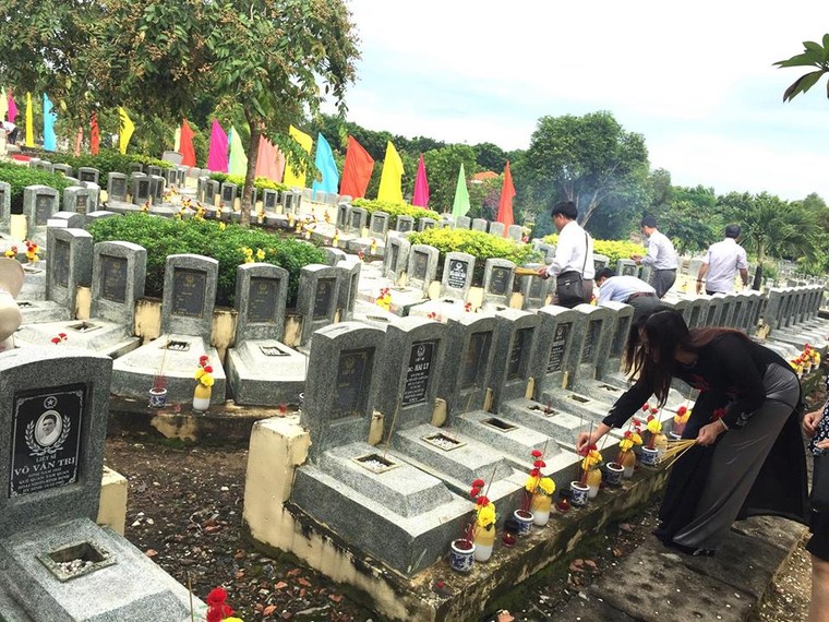 Cán bộ Công đoàn ngành Giáo dục tri ân liệt sỹ ảnh 3