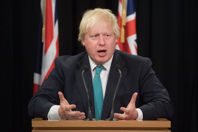 Anh có thể mang 2 tàu sân bay lớn nhất đến Biển Đông ảnh 1