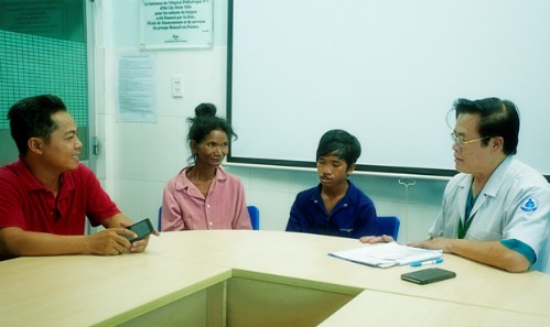 Mổ vá môi cho thiếu niên 16 tuổi suýt chết vì hủ tục dân tộc ảnh 1