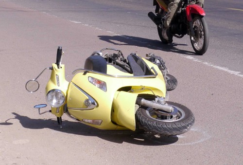 Ôtô tông hàng loạt xe máy, 6 người bị thương ảnh 1