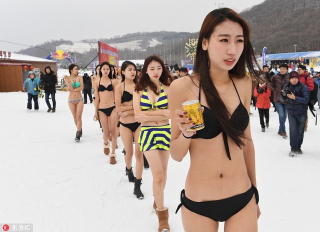 Khu du lịch hút khách bằng dàn người mẫu mặc bikini dưới cái lạnh -15 độ C ảnh 9