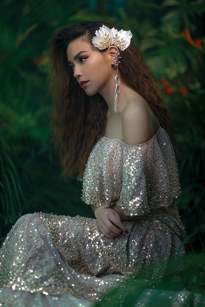 Hồ Ngọc Hà mặc váy xuyên thấu, hoá 'nữ thần' đẹp mê hoặc ảnh 13