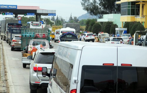 Hàng loạt trạm BOT bị tài xế phản đối ngày cuối tuần ảnh 1