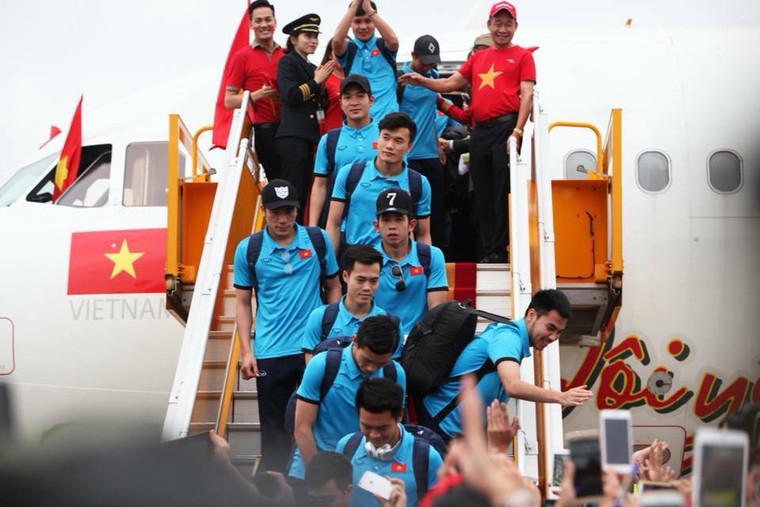 Rừng cờ hoa chào đón U23 Việt Nam về nước ảnh 3