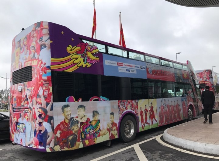 Rừng cờ hoa chào đón U23 Việt Nam về nước ảnh 4