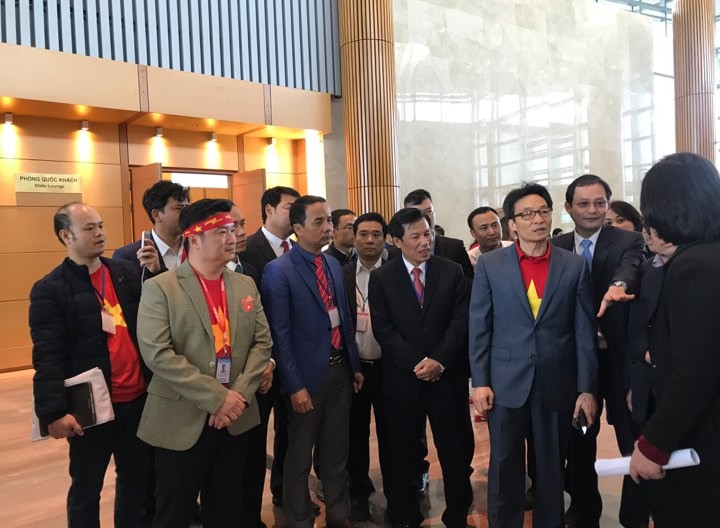 Rừng cờ hoa chào đón U23 Việt Nam về nước ảnh 1