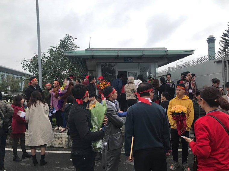 Rừng cờ hoa chào đón U23 Việt Nam về nước ảnh 2