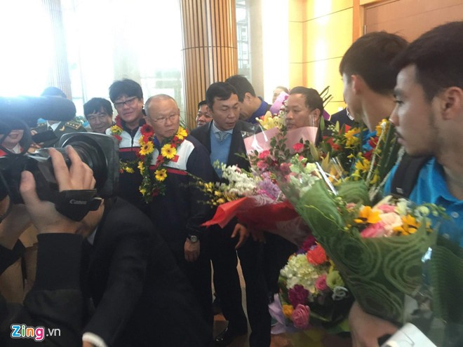 Xe buýt mui trần chở đội U23 Việt Nam diễu hành trong biển người ảnh 3